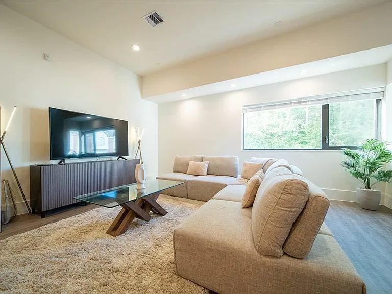 2212 Francis St — Photo 11
