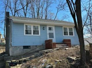 8 W Arnold Rd, Poughkeepsie, NY 12601