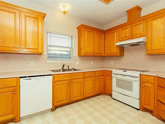 4th image of 102 Marta St