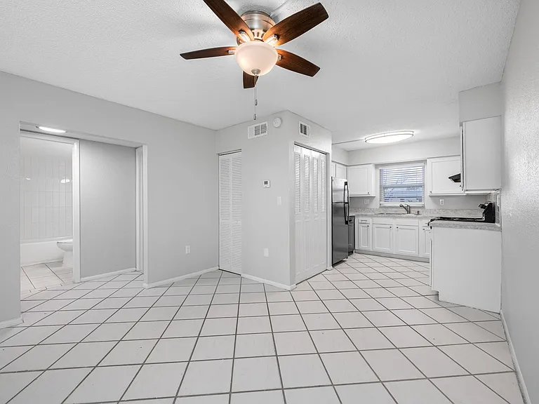 KC Flats Apartments — Photo 15