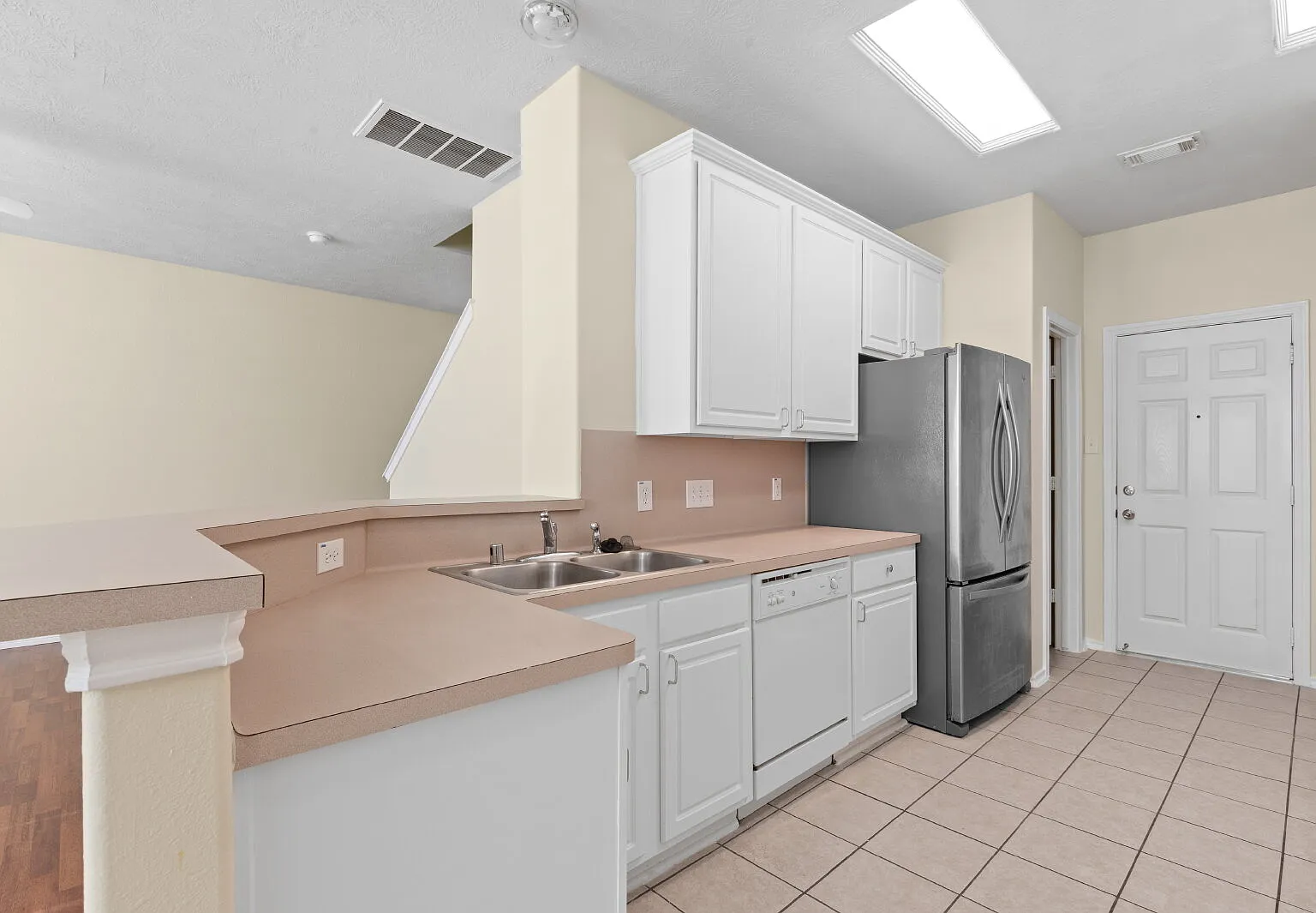 3 bed, 2.5 bath, 1683 sqft, $1,800 — Photo 4