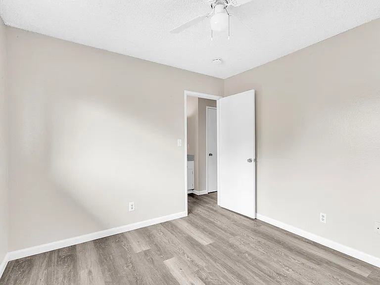 Ethan Apartments — Photo 18