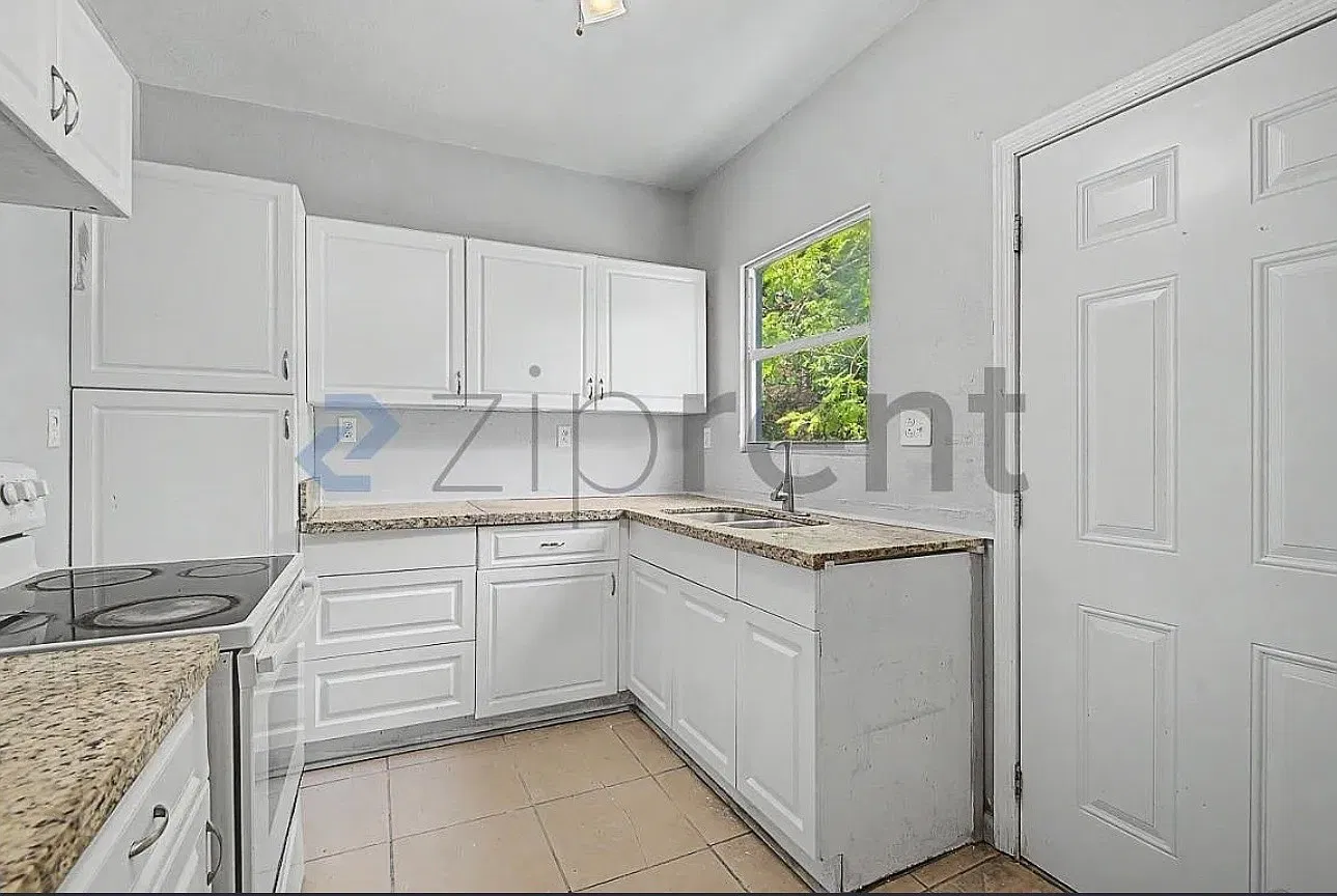 3 bed, 910 sqft, $2,350 — Photo 3