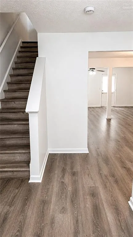 3 bed, 2.5 bath, 1528 sqft, $1,599 — Photo 2