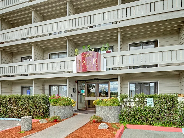 Park Plaza — Photo 13
