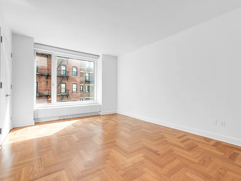240 Riverside Blvd #80 — Photo 8