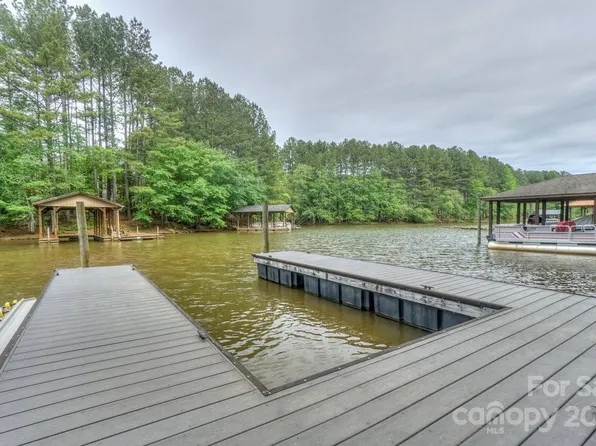 5407 Gunpowder Dr, Hickory, NC 28601