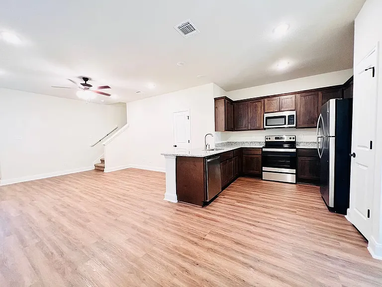 10318 Lynwood Vlg #102 — Photo 6