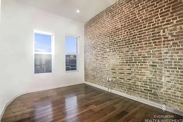 Rented by Evergreen Realty & Investments | media 28