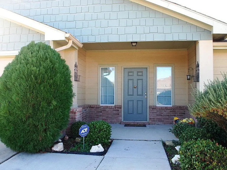 2404 Grover Cleveland Dr — Photo 2