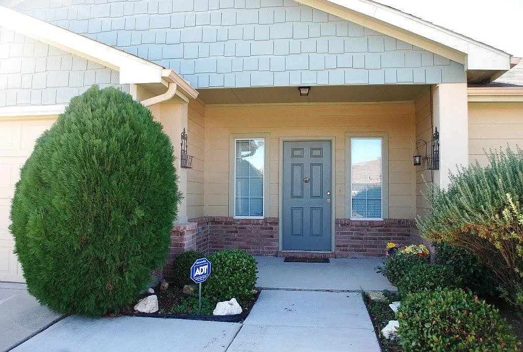 Building Photo - 2404 Grover Cleveland Dr