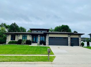 1117 Eagle Ridge Rd, Cedar Falls, IA 50613