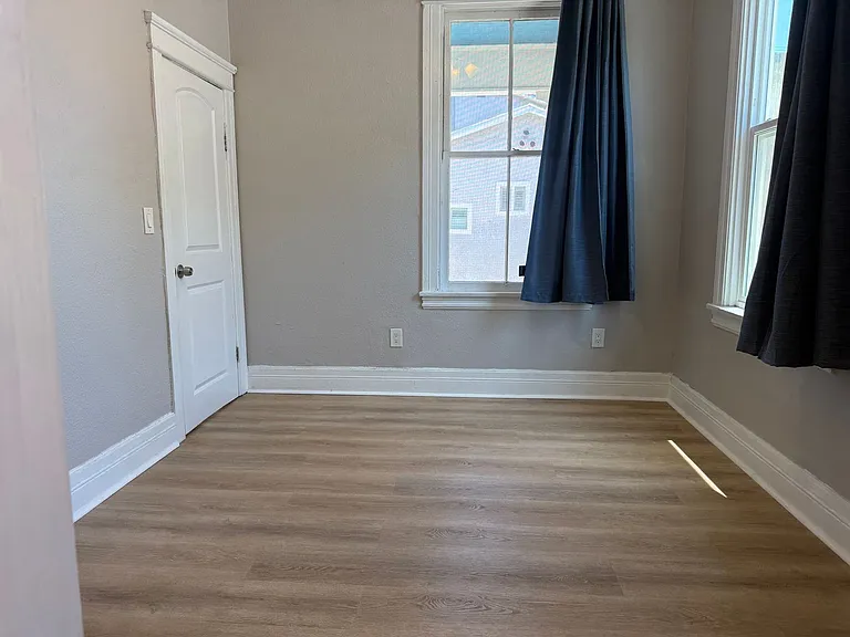 423 W 14th St — Photo 8