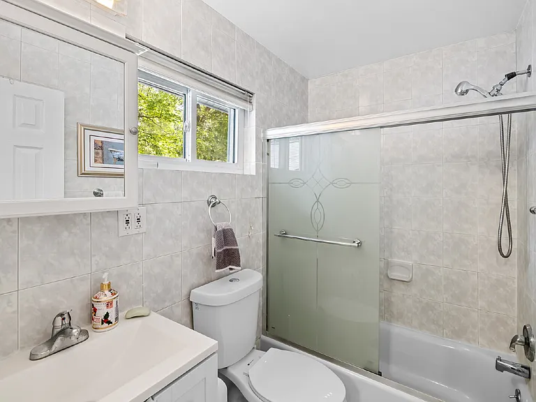 902 Leverton Rd — Photo 3