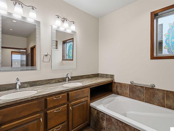 5th image of 2727 Shadowbrook Dr