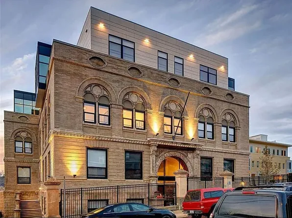 5267 Holmes St #302, Pittsburgh, PA 15201