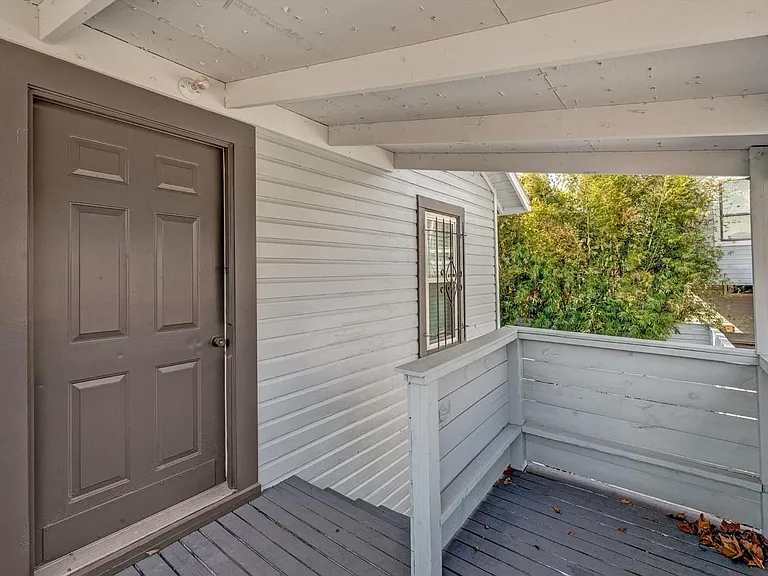 2415 Columbia St — Photo 12