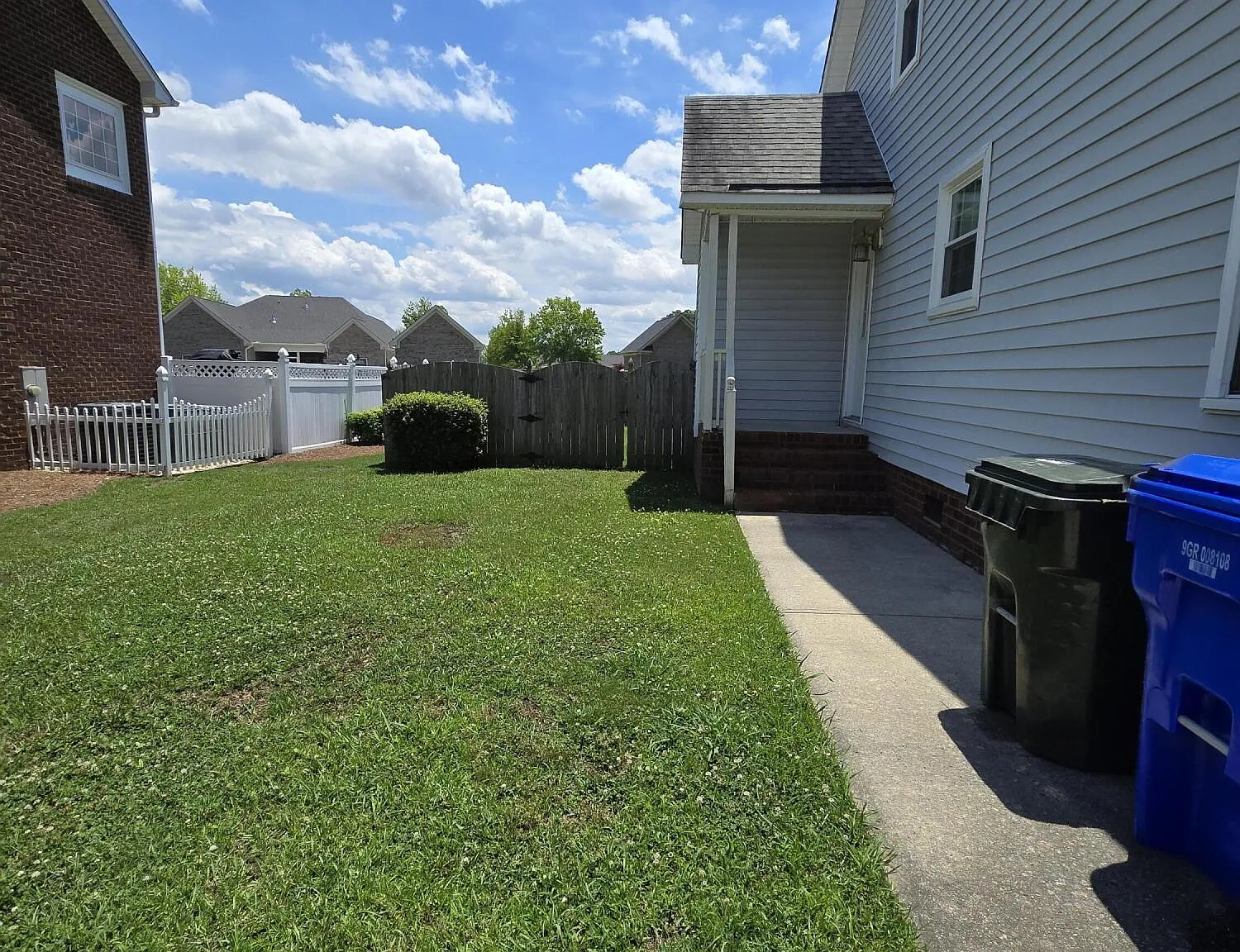 4 bed, 2.0 bath, 2406 sqft, $2,500 — Photo 3
