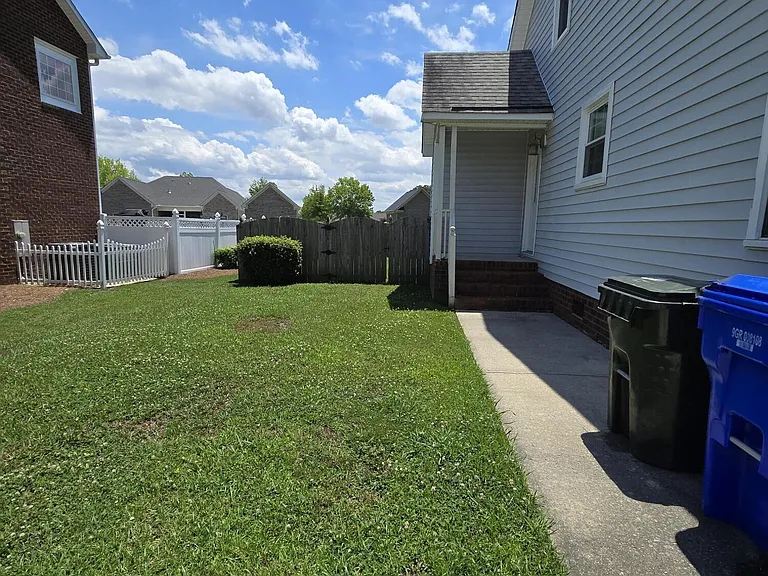 102 White Oak Dr — Photo 3