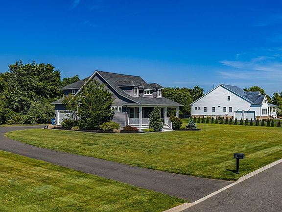 3rd image of 19 Queen Anne Ct