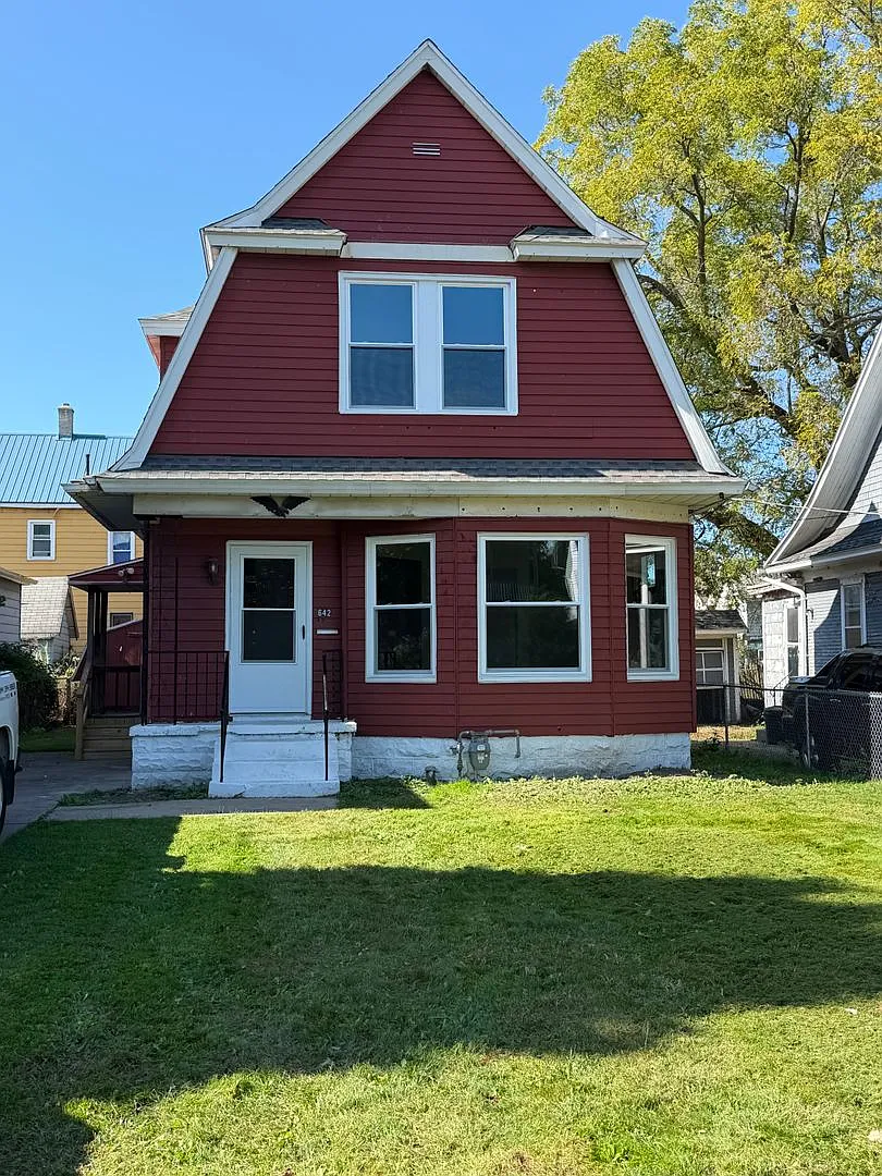 Large remodeled 3 Bedroom house — Photo 1