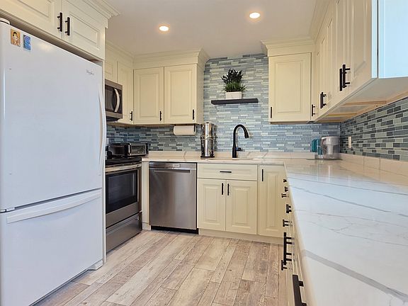 5th image of 1900 Boardwalk Unit 104