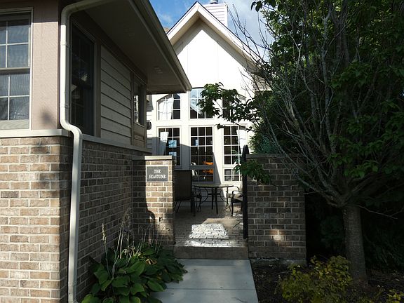 5th image of 536 N Sycamore Ln