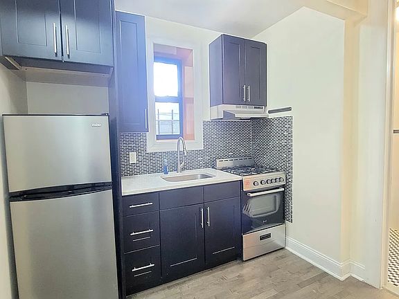 3rd image of 270 Empire Blvd APT 1B
