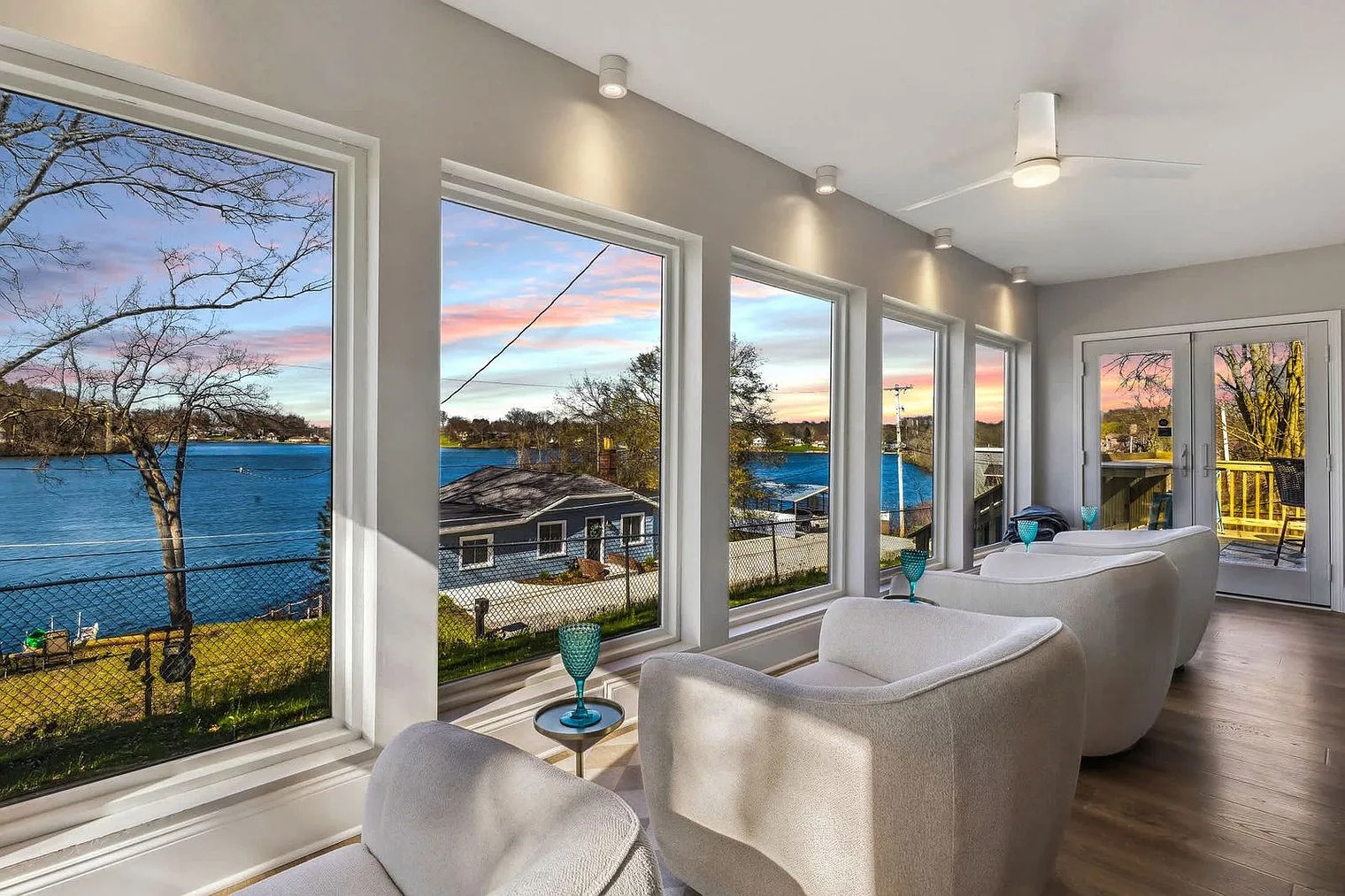 2 bed, 1.0 bath, 990 sqft, $4,408 — Photo 1