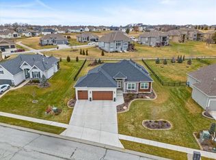 4312 Lakeshore Dr, Basehor, KS 66007