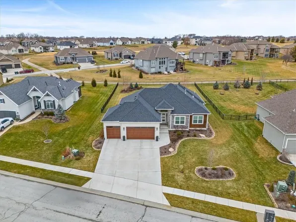 4312 Lakeshore Dr, Basehor, KS 66007