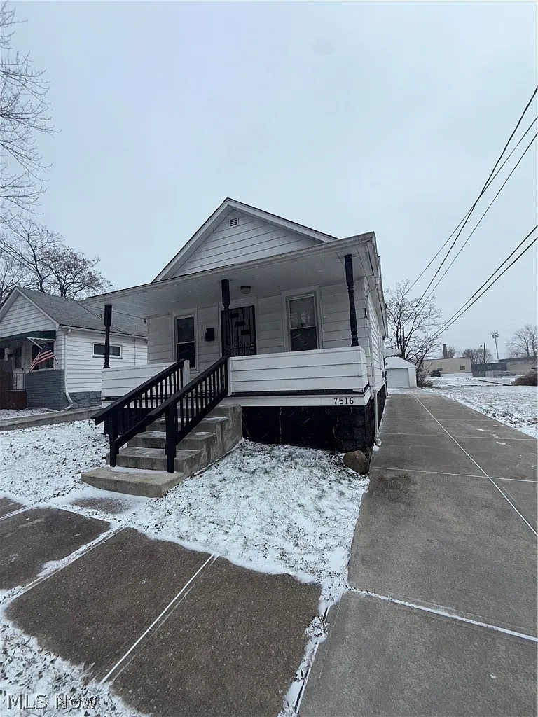 3 bed, 1.0 bath, 880 sqft, $1,350 — Photo 1
