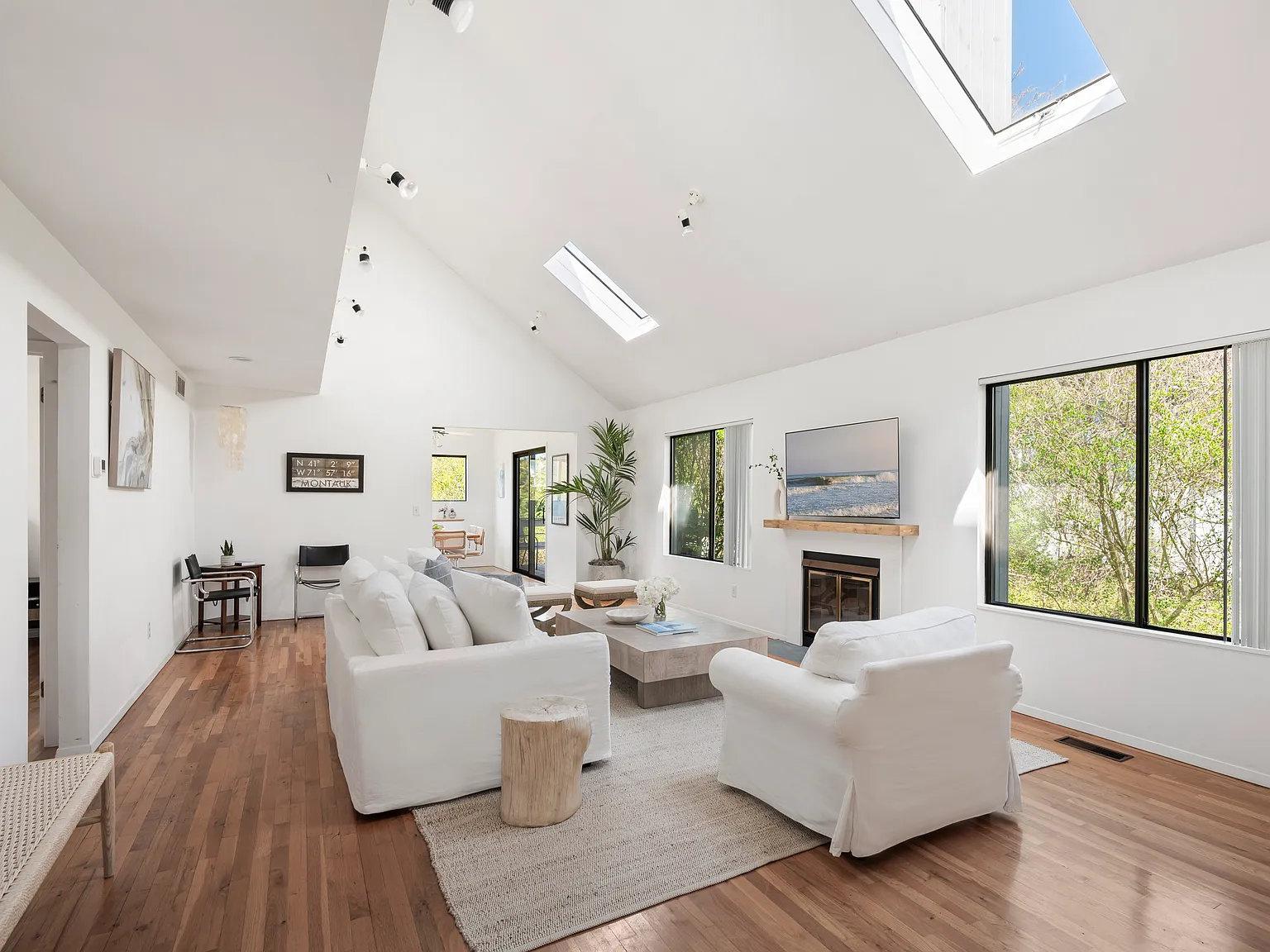 Immaculate Ditch Plains Home Seconds to Ocean — Photo 2