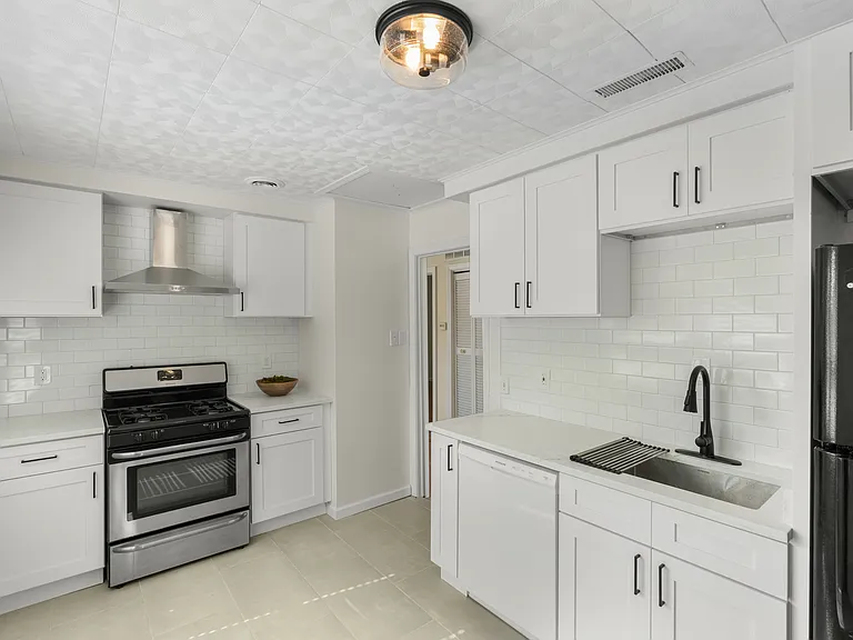 3203 Goodrich St — Photo 5