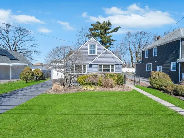 216 W Marie Street, Hicksville, NY 11801