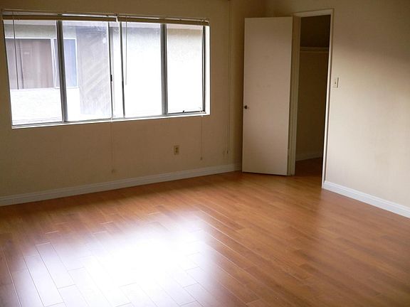 4th image of 918 Huntington Dr Unit M