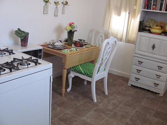 3rd image of 427 E Mariposa Ave