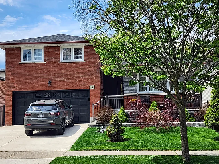 8 Munford Cres — Photo 1