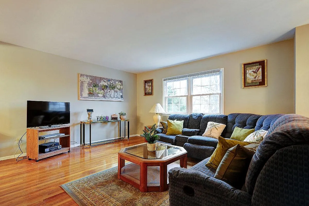 5 bed, 2.5 bath, 2186 sqft, $3,300 — Photo 4