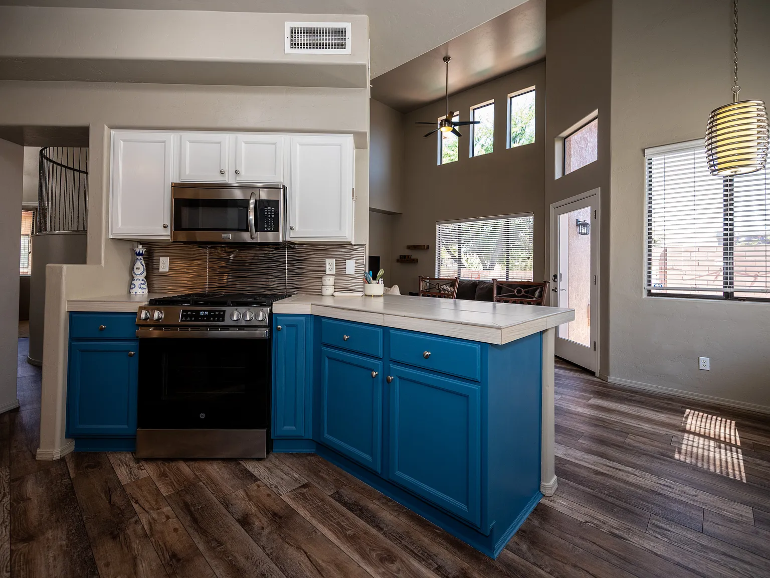 4 bed, 2395 sqft, $3,300 — Photo 4