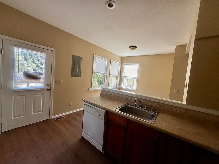 2429 E Monument St — Photo 10