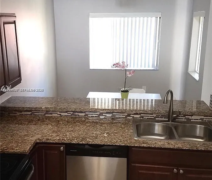 22202 Glenmoor Dr #22202 — Photo 5