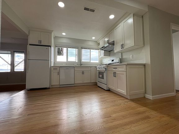 2nd image of 1406 Navellier St #2