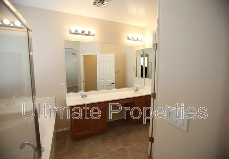 2230 W Oyer Ln — Photo 23