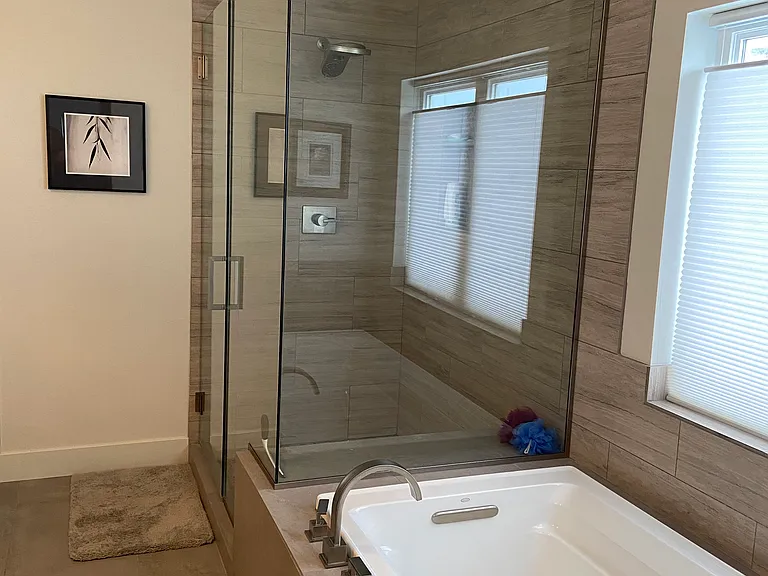 Main bedroom ensuite bathroom with shower and tub