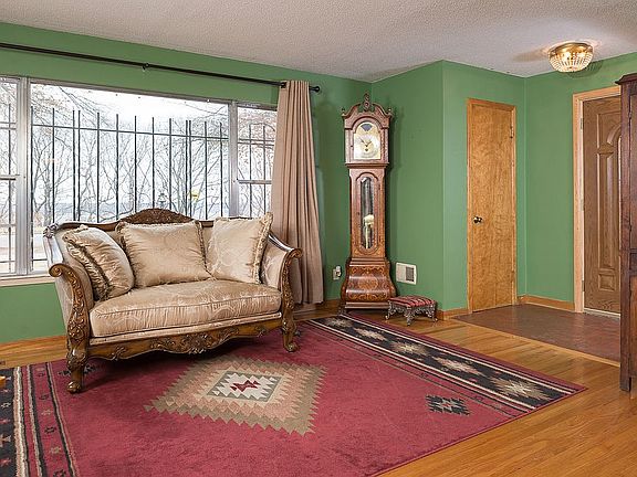 4th image of 3915 Gladstone Blvd