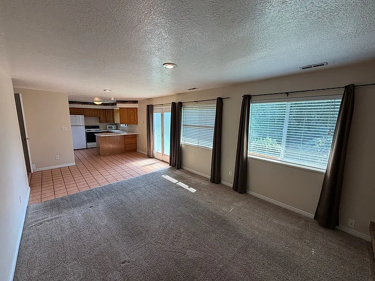 479 S Palisade Dr — Photo 2