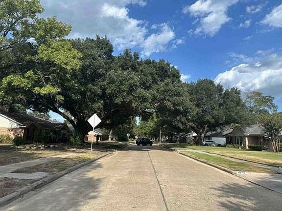 Exterior Neighborhood (street photo)
