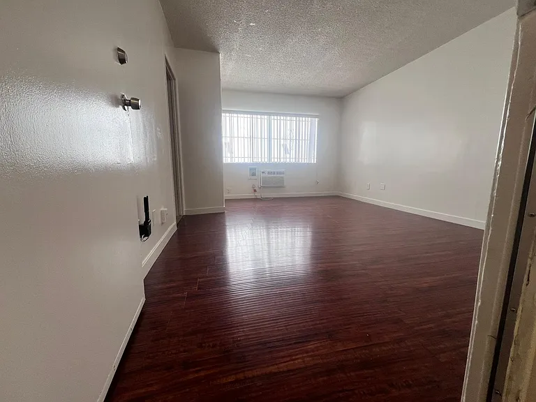 918 S Kenmore Ave #B6 — Photo 3
