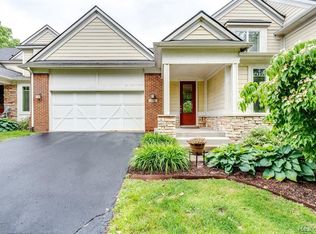 1050 Oakwood Dr, Bloomfield Hills, MI 48304